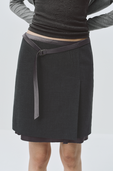 SIMPLE PROJECT BELTED PLEATED SKIRT