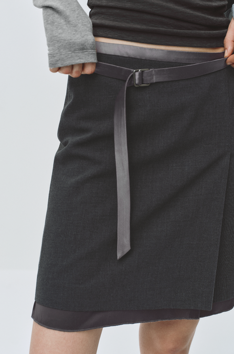 SIMPLE PROJECT BELTED PLEATED SKIRT