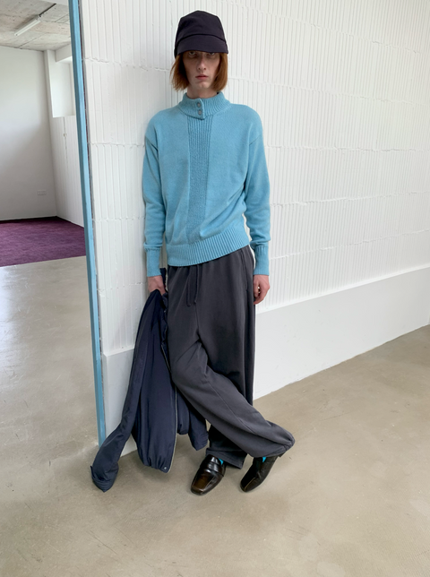 SIMPLE PROJECT MOCK-NECK SWEATER