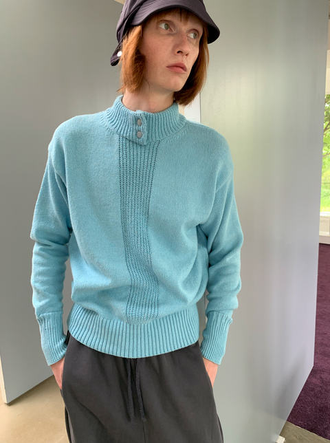 SIMPLE PROJECT MOCK-NECK SWEATER