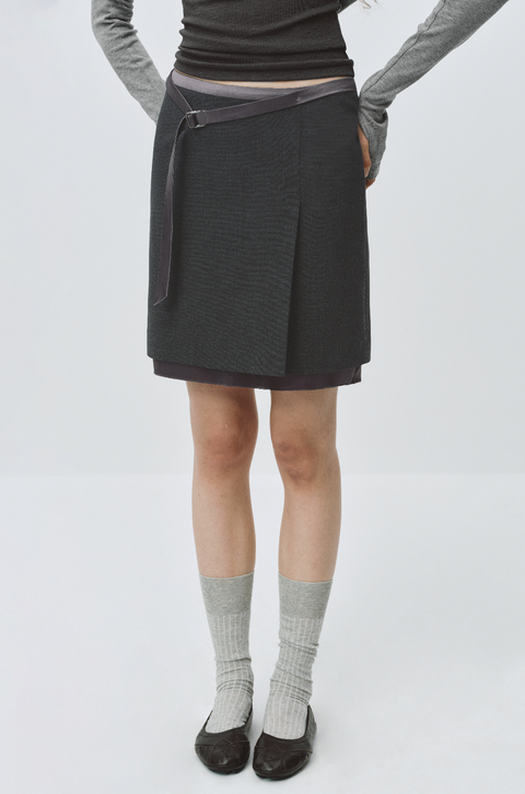 SIMPLE PROJECT BELTED PLEATED SKIRT